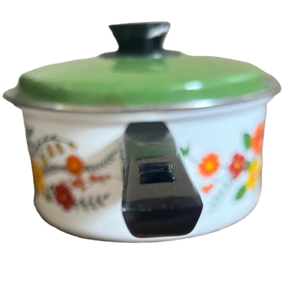 Vintage 2.5 quart groovy flower power saucepan with lid - Picture 4 of 10